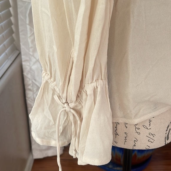 Ivory cold shoulder top - Picture 2 of 5